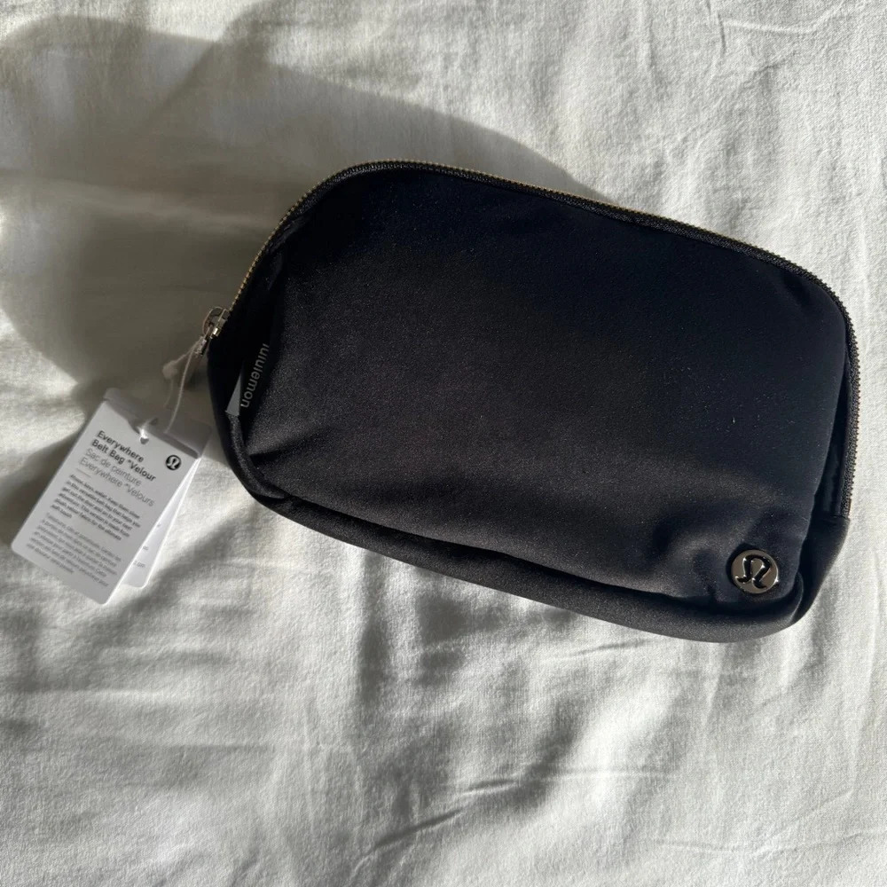 🆕 Lululemon Everywhere Belt Bag Velour Black Gold